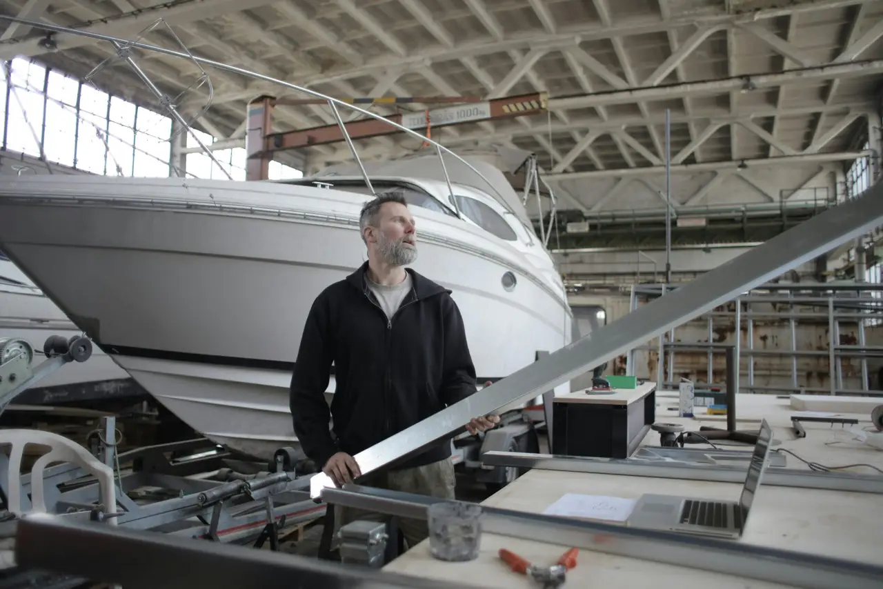 boat-restoration-and-repair-project-showing-professional-marine-repair-work